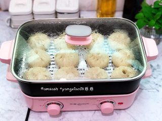 14、黑木耳肉末包子,直接开中火蒸12分钟，蒸好后不要马上开盖子，焖3分钟后将盖子打开一条缝，慢慢放气，待蒸汽放得差不多了才完全开盖。以防蒸好后的包子遇到冷空气造成回缩问题