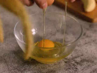 2、一道吃了能让人开心的脆皮燕麦香蕉,取鸡蛋打匀