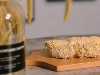 4、一道吃了能让人开心的脆皮燕麦香蕉,静置10分钟