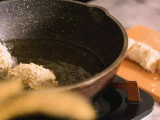 5、一道吃了能让人开心的脆皮燕麦香蕉,油温热至7成热，放入香蕉段