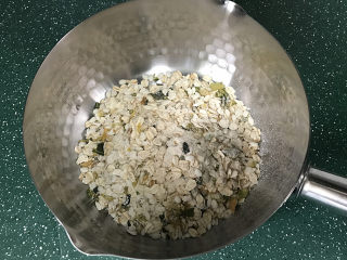 2、香菇瘦肉红豆沙燕麦粥,将袋装的香菇瘦肉燕麦粥倒入小锅中