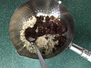 3、香菇瘦肉红豆沙燕麦粥,再舀入红豆沙