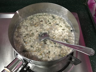 5、香菇瘦肉红豆沙燕麦粥,移至燃气灶上