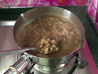 7、香菇瘦肉红豆沙燕麦粥,煮至麦片软烂、粥变浓稠后关锅