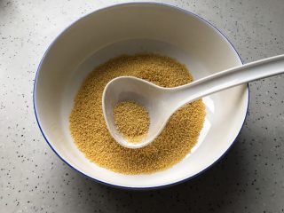 1、鸡汁虾干小米粥,首先准备两大勺黄小米