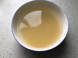 2、鸡汁虾干小米粥,淘洗干净之后用适量清水浸泡半小时
