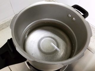 3、鸡汁虾干小米粥,高压锅内煮适量清水