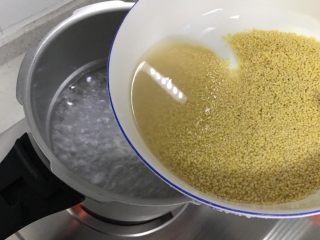 4、鸡汁虾干小米粥,水开后倒入浸泡好的小米