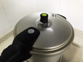 5、鸡汁虾干小米粥,盖上锅盖,上汽之后转小火煮15分钟