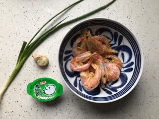 6、鸡汁虾干小米粥,这期间我们来准备其他食材