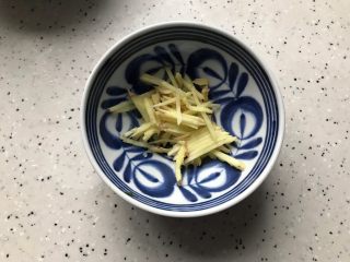 8、鸡汁虾干小米粥,生姜去皮洗净之后切成丝,切的稍微细一点比较好