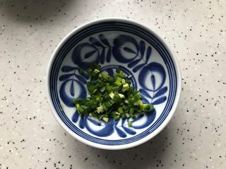 9、鸡汁虾干小米粥,小葱洗净之后切圈