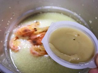 12、鸡汁虾干小米粥,加入鸡汁浓汤宝