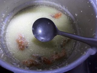 13、鸡汁虾干小米粥,搅拌均匀,开着锅盖再煮5分钟