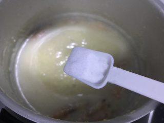 14、鸡汁虾干小米粥,5分钟后加一小勺细盐