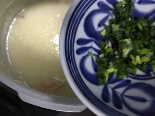 15、鸡汁虾干小米粥,加入小葱,即可