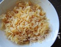 2、自制XO酱,取出干贝，用手撕成丝备用