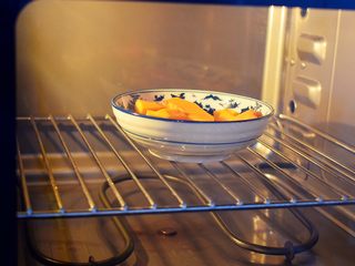 2、南瓜蒸蛋糕,南瓜去皮洗净切成薄片，放入蒸汽烤箱蒸熟。如果没有可用锅蒸熟。