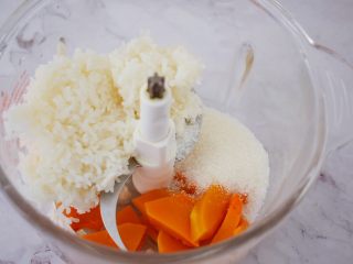 5、南瓜蒸蛋糕,加入糖