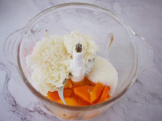 6、南瓜蒸蛋糕,加入鸡蛋