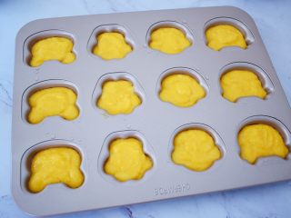 10、南瓜蒸蛋糕,再挤入模具中