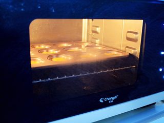 11、南瓜蒸蛋糕,放入蒸汽烤箱，温度110度蒸15分钟即可，因我用的是学厨卡通12连模，比较大，所以我是用蒸汽烤箱蒸的