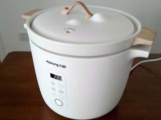 2、桂花红豆粥,电炖锅通电,选择炖粥程序,设定时间2小时,开始煮粥。我是头一天晚上预约的,红豆洗净直接放入炖锅设定和炖煮时间和预约完成的时间即可。这样第二天早上早餐正好可以喝到美味的粥,特别省事。