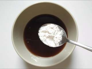 3、桂花红豆粥,时间到,红豆已炖得完全软烂,但红豆肯定是炖不粘稠的,红豆和汤是分离的。这就需要我们的秘诀了。取几勺60-80度的水,我用的红豆汤,因为粥炖好后进入保温状态已经不是100度了,温度正合适,放入几勺藕粉