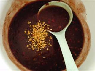 7、桂花红豆粥,最后撒一把干桂花搅匀,立刻满满的桂花香扑鼻而来,香喷喷的桂花红豆粥就做好了。