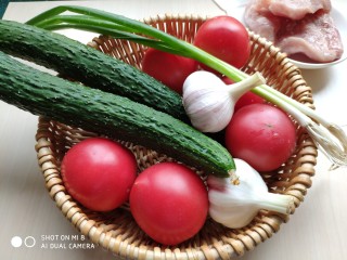 1、肉片番茄炒黄瓜,黄瓜番茄洗净，大蒜剥皮。