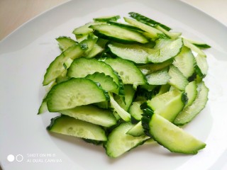 2、肉片番茄炒黄瓜,黄瓜从中间切开，再切成薄片。