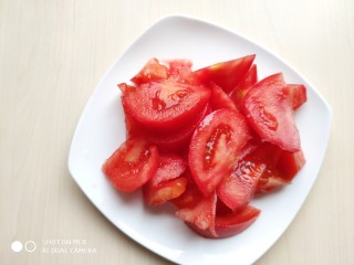 3、肉片番茄炒黄瓜,番茄切块。