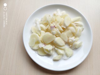 5、肉片番茄炒黄瓜,大蒜切成蒜片。