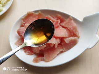 6、肉片番茄炒黄瓜,精肉切成肉片，加入料酒拌匀。