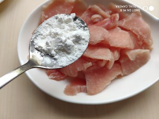 7、肉片番茄炒黄瓜,加入半勺淀粉，淀粉不要太多。