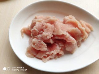 8、肉片番茄炒黄瓜,用手将肉片和淀粉抓匀。这样炒出的肉片格外鲜嫩。