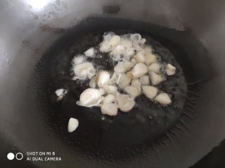 9、肉片番茄炒黄瓜,炒锅油热后，先加入一半的大蒜爆锅。