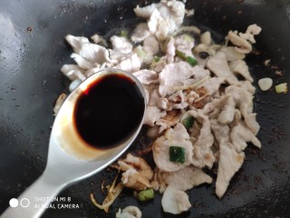 11、肉片番茄炒黄瓜,加入一勺生抽和半勺老抽。