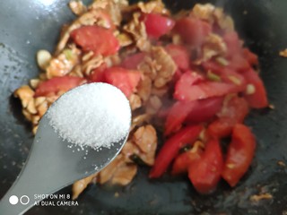 13、肉片番茄炒黄瓜,加入少许食盐，番茄尽量炒的碎烂一点。