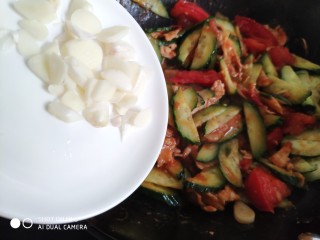 15、肉片番茄炒黄瓜,这时再加入剩余的蒜片。