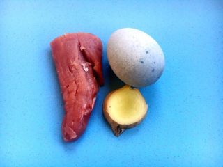 1、美味早餐养生粥 皮蛋瘦肉粥,主要食材，猪里脊、皮蛋、姜。