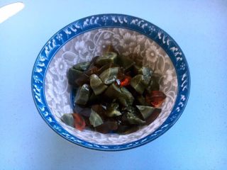 3、美味早餐养生粥 皮蛋瘦肉粥,皮蛋切成骰子大小的丁。