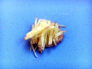 4、美味早餐养生粥 皮蛋瘦肉粥,把姜切成丝备用。