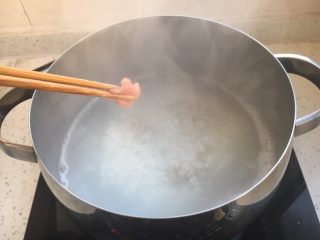6、美味早餐养生粥 皮蛋瘦肉粥,大火滚开，依次放入瘦肉片，将肉片滚熟。