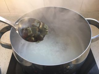 7、美味早餐养生粥 皮蛋瘦肉粥,放入切好的的皮蛋，再次滚开。