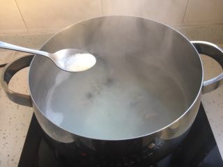 8、美味早餐养生粥 皮蛋瘦肉粥,放少许盐调味。