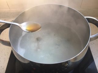 9、美味早餐养生粥 皮蛋瘦肉粥,滴入2滴香油。