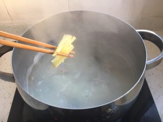 10、美味早餐养生粥 皮蛋瘦肉粥,放入姜丝，把姜丝滚熟。