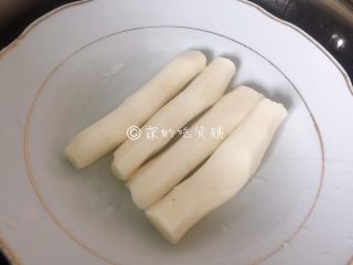 1、山药发面饼,山药去皮后蒸熟。