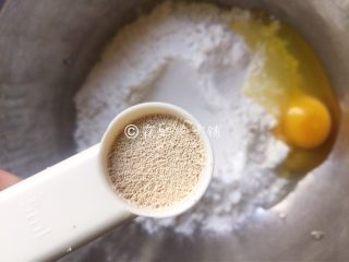 4、山药发面饼,加酵母。